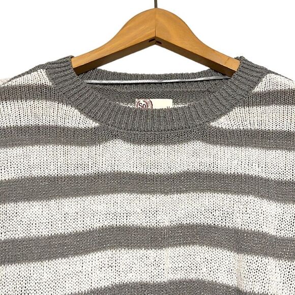 Striped Sweater Junior's Medium SO Gray & White Knit Round Neck Pullover - Picture 2 of 10